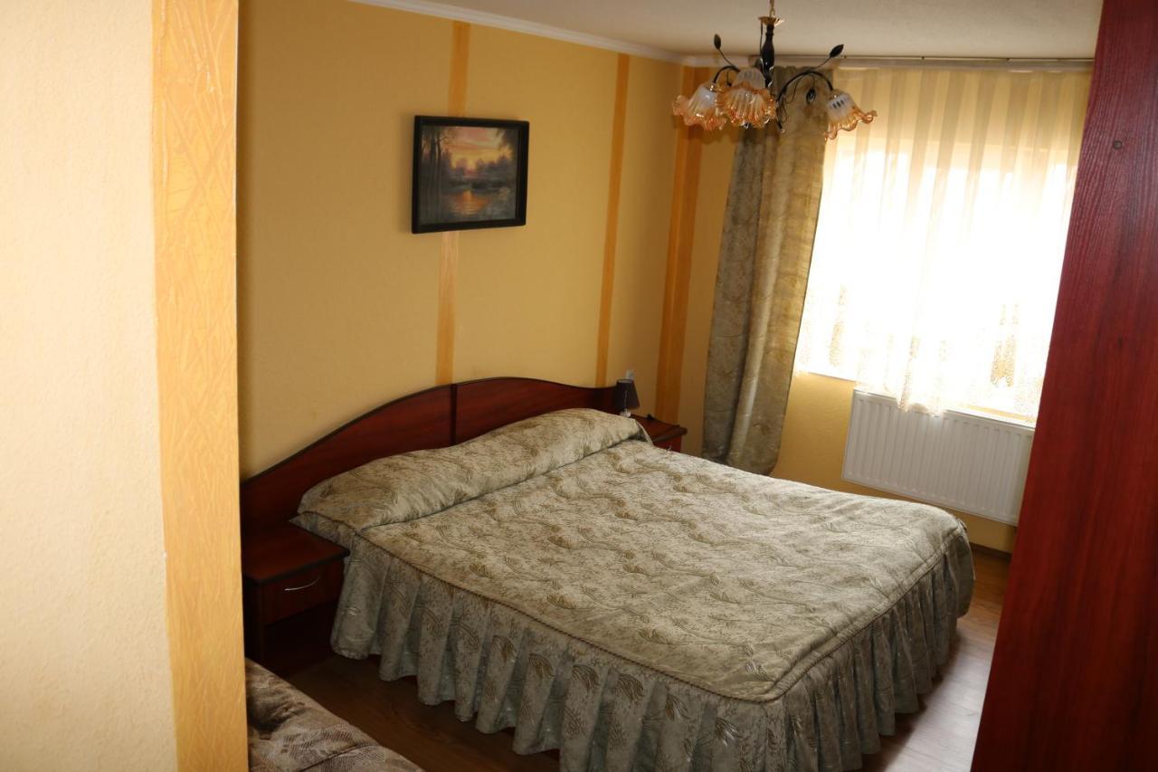 Готель ***Феєрія Tyachiv Buitenkant foto