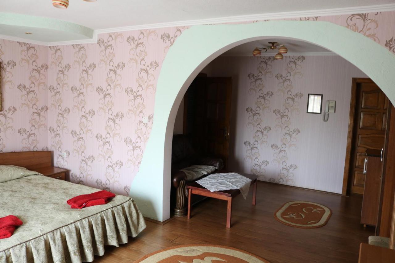 Готель ***Феєрія Tyachiv Buitenkant foto
